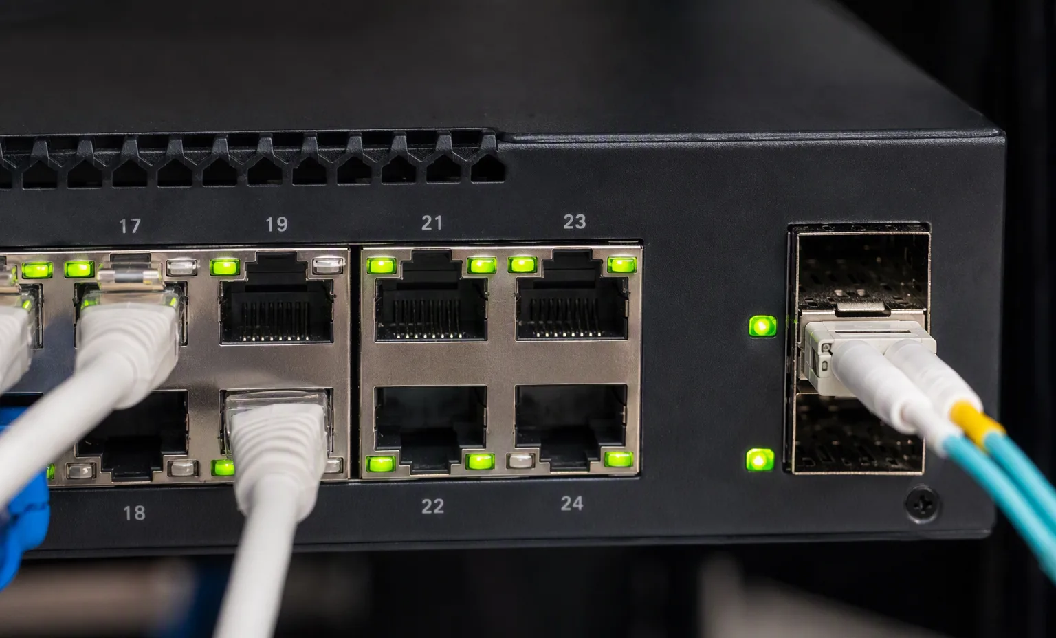 Switch port panel with patched uplinks